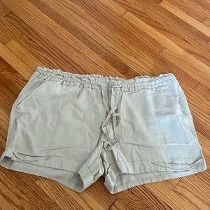 Khaki women’s linen shorts